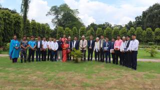 प्रदेश अनुसन्धान तथा प्रशिक्षण प्रतिष्ठान कलवलगुरी,  झापाको परिषद बैठकको अवसरमा मा. मुख्यमन्त्रीज्यूसँगको सामुहिक तस्विर